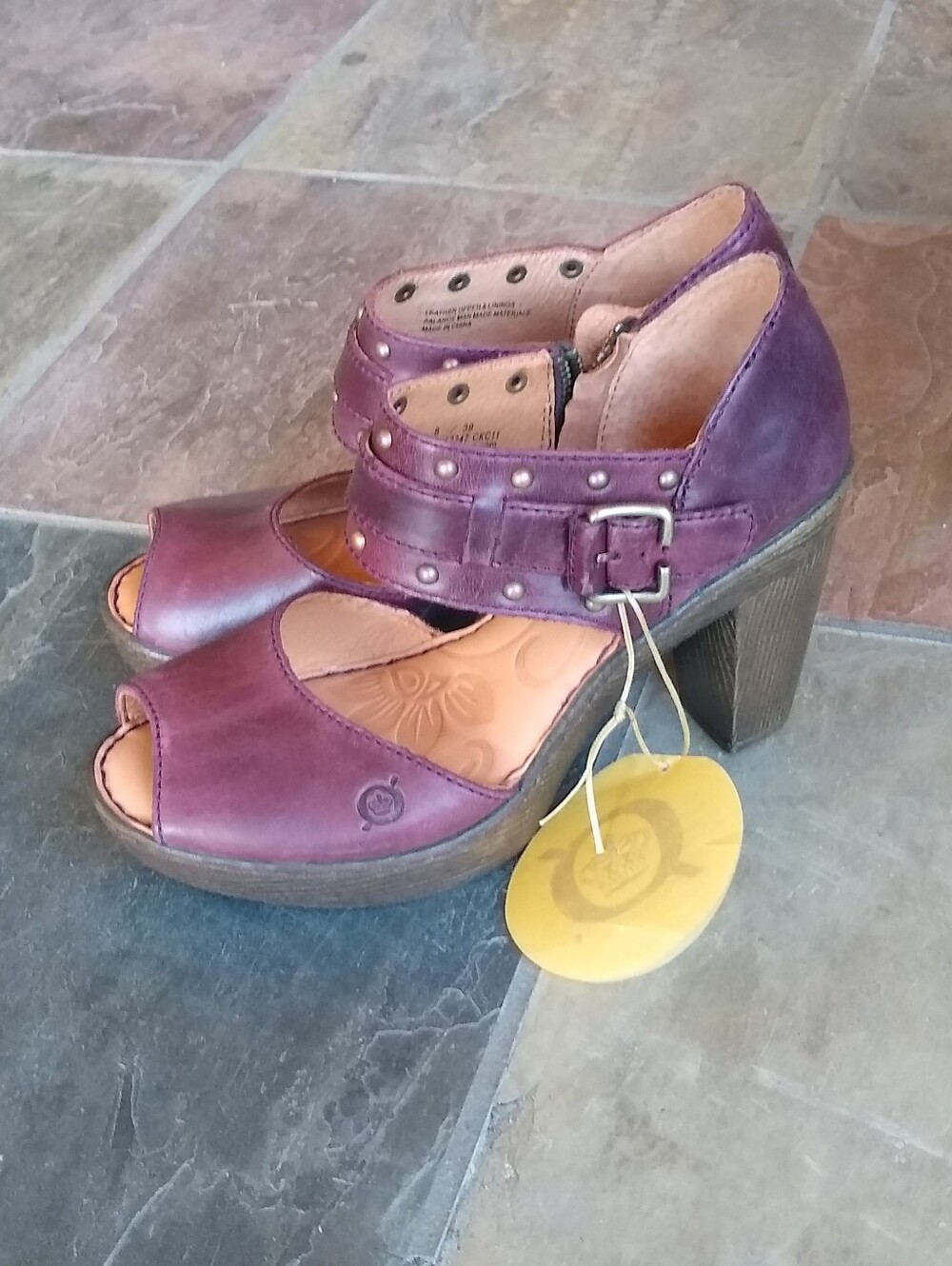 NWT BORN Tierney Platform Clog Sandals 8 Brand New - Picture 3 of 12